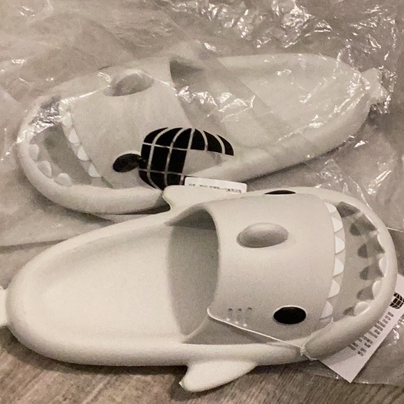 Shark slippers brand new size 9 - Picture 2 of 2